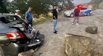 Sinop’ta Yamaçtan Kopan Kaya Otomobile Düştü: Şans Eseri Can Kaybı Yok